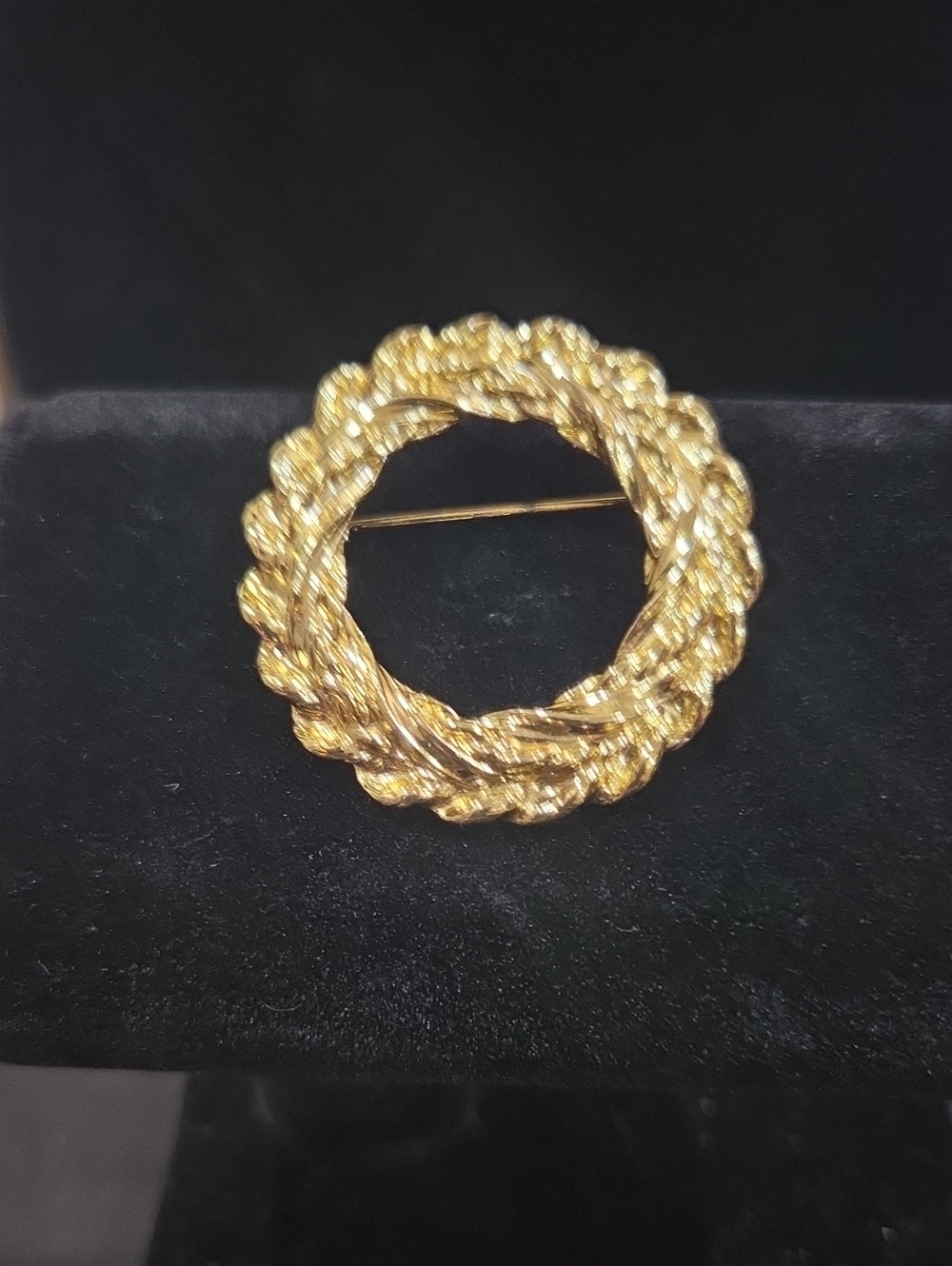 GOLDTONE WREATH BROOCH